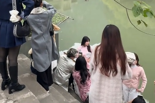 Nang tho chen chan check-in tai 'O Tran giua long Ninh Binh' hinh anh