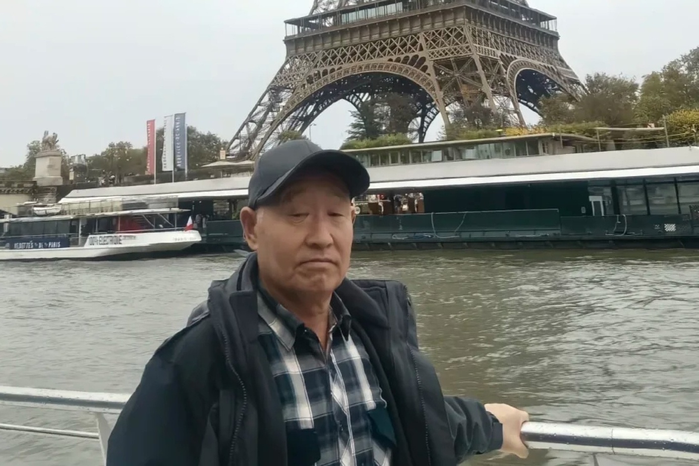 Khach Trung Quoc chup Paris chan thuc: 'Toi khong co y cham biem' hinh anh