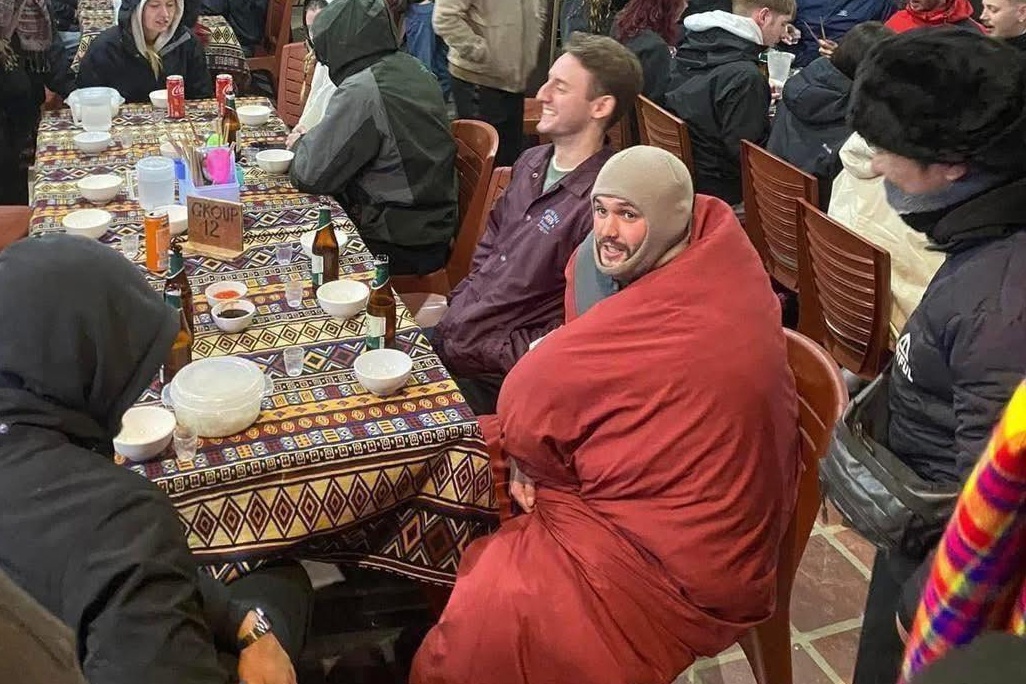 Khach Tay chi cach 'sinh ton' o Viet Nam vao mua dong hinh anh