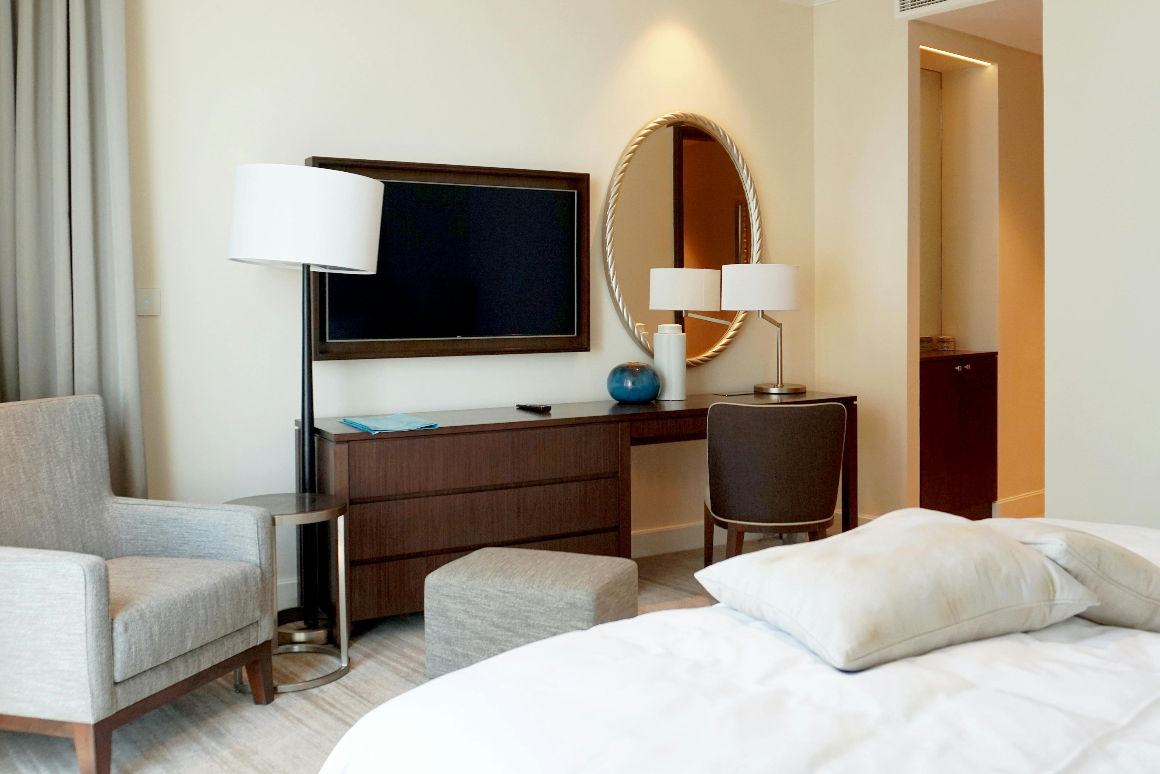 Tinh toan sau chiec tivi dat doi dien giuong khach san hinh anh