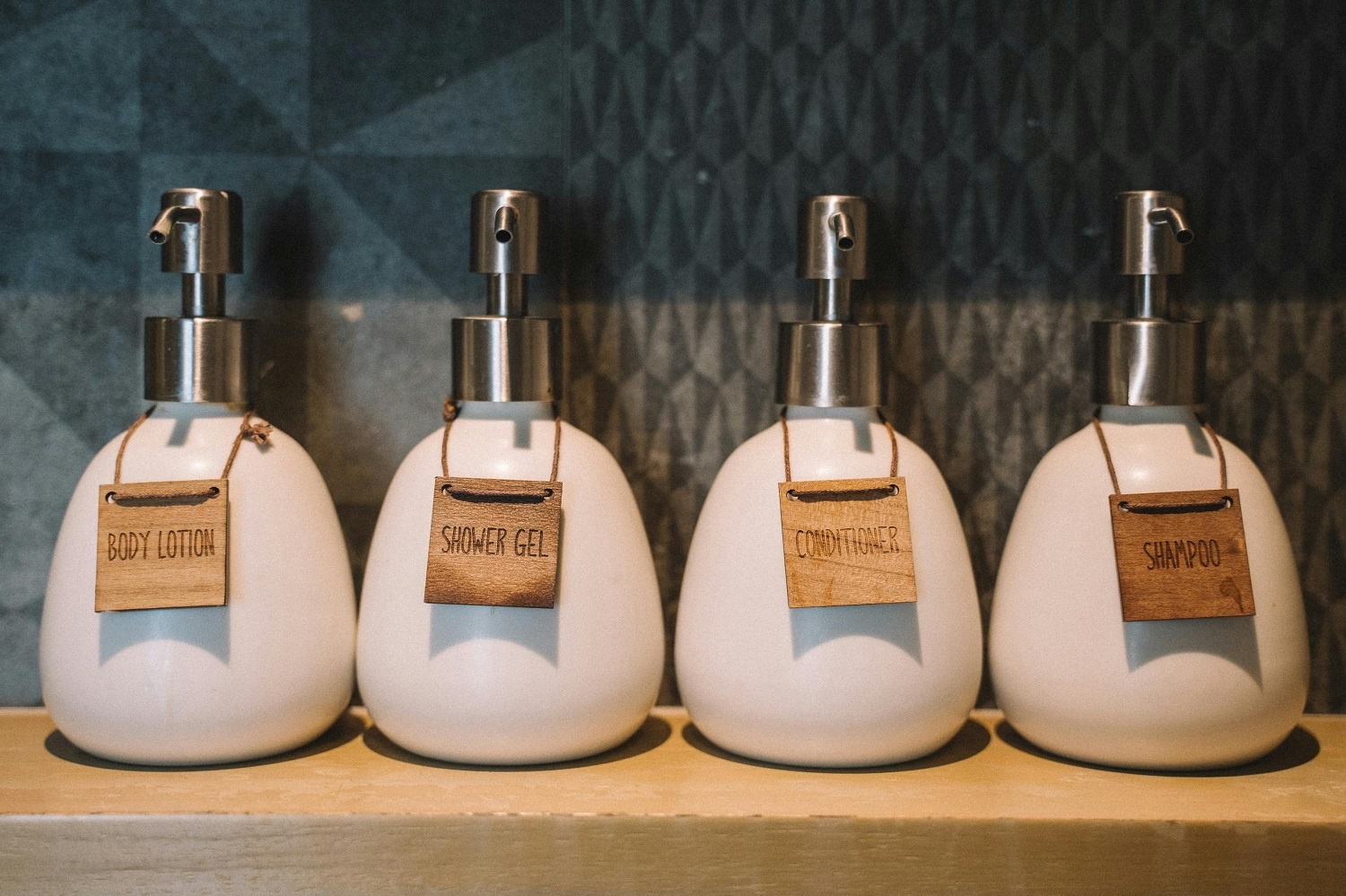 Thu do tranh dung trong khach san hinh anh