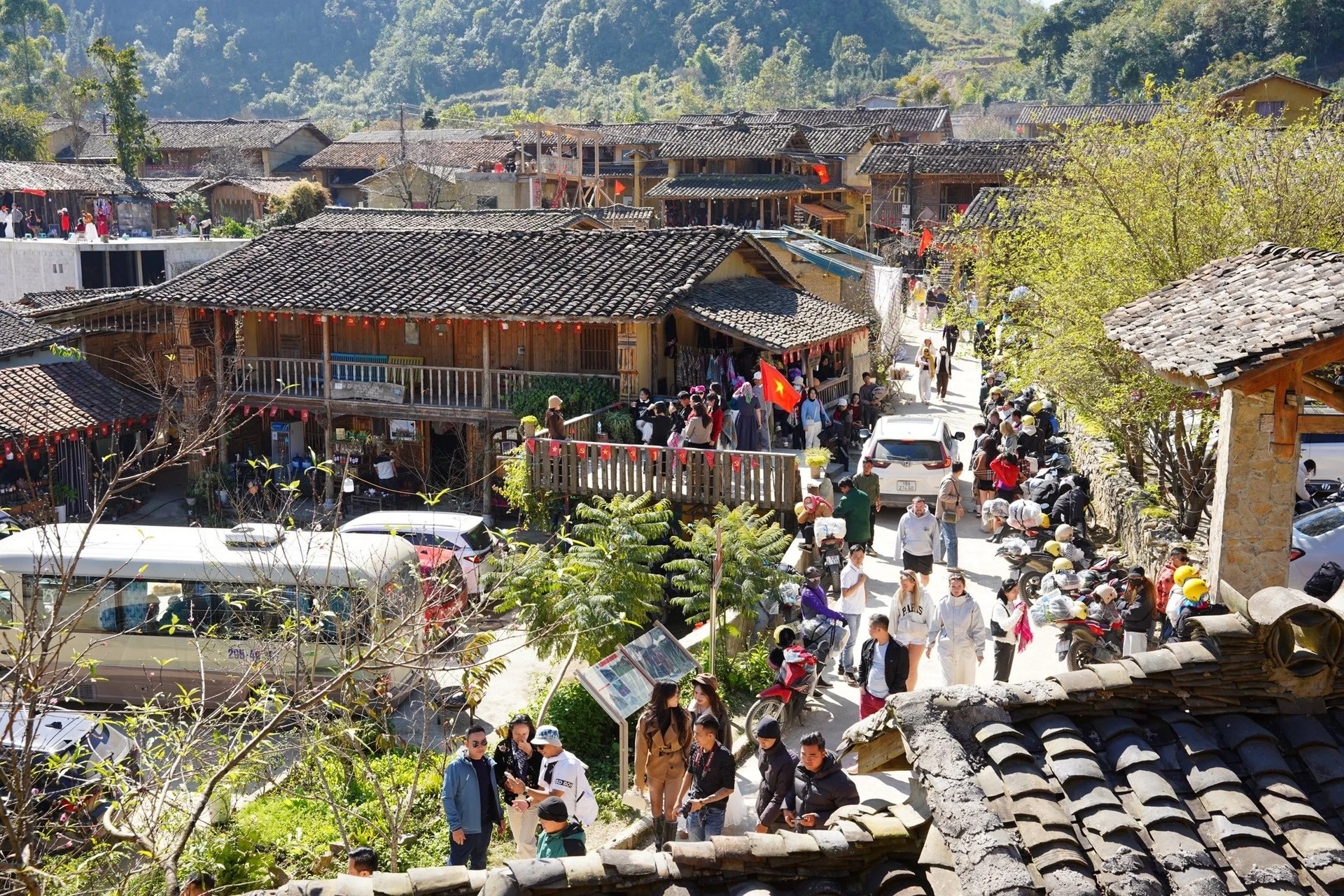 Vo vong tim homestay tai Lo Lo Chai dip Tet hinh anh