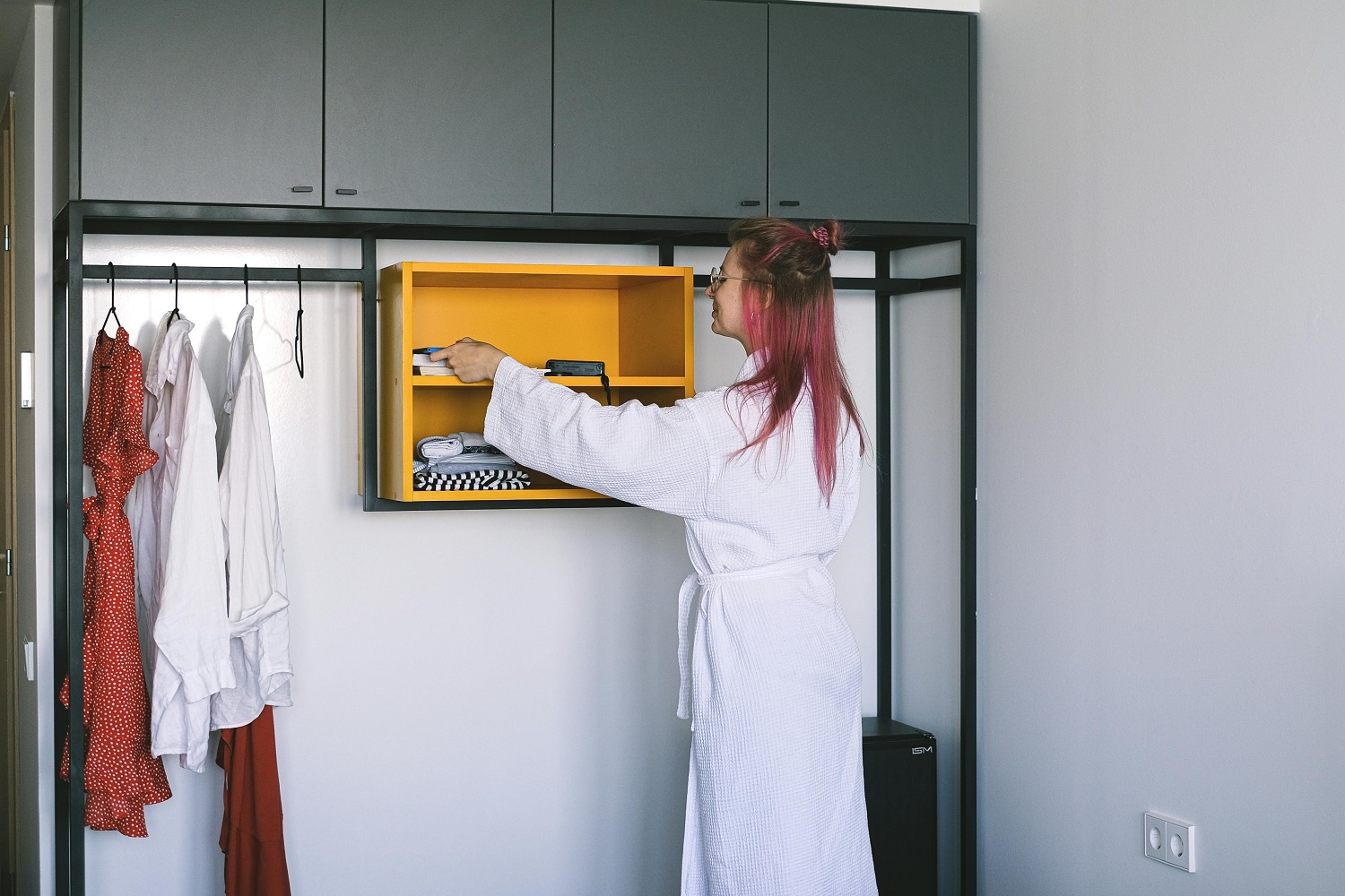 Nen mang theo nhan cuoi gia khi du lich mot minh hinh anh