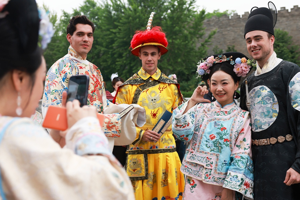 'Xuong san xuat cong chua' ben Tu Cam Thanh hinh anh