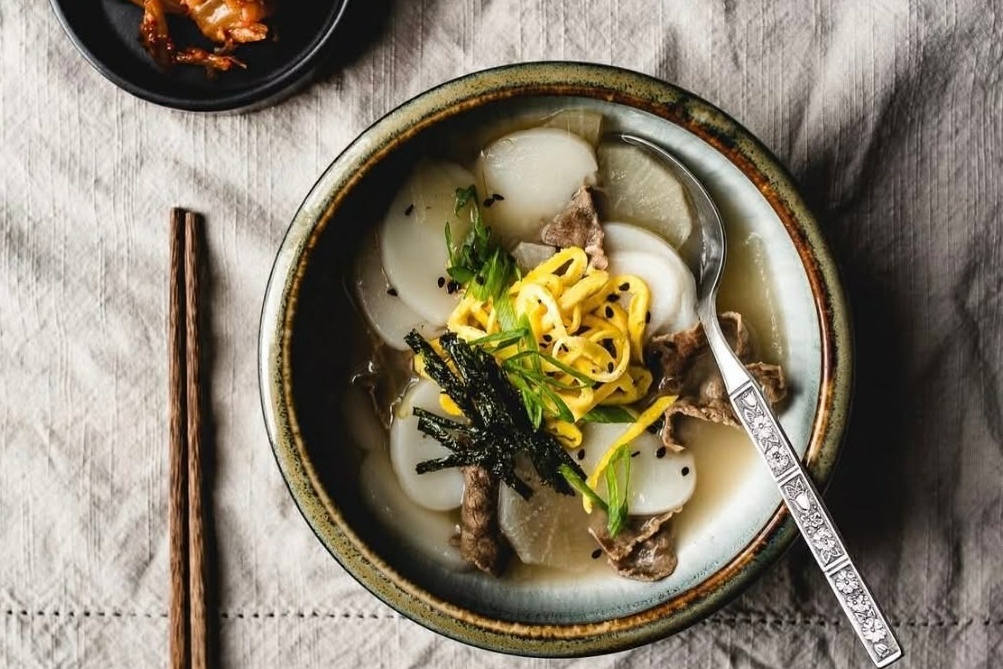 Vi sao nam moi o Han Quoc chi duoc tinh sau bat canh banh gao? hinh anh