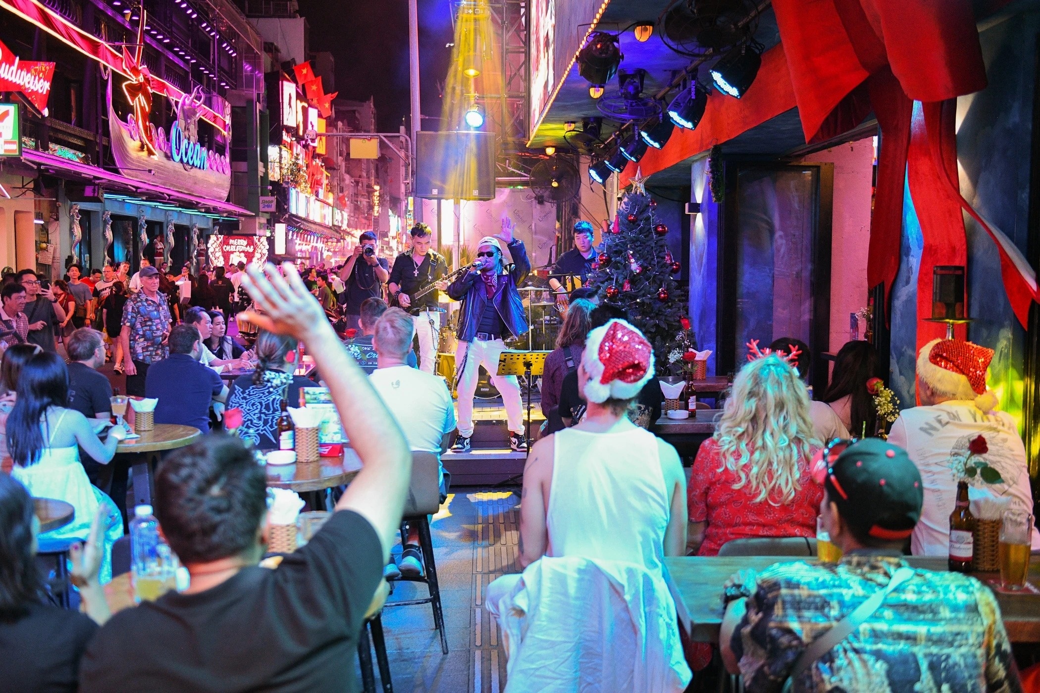 'Cuoc chien' karaoke o Bui Vien hinh anh