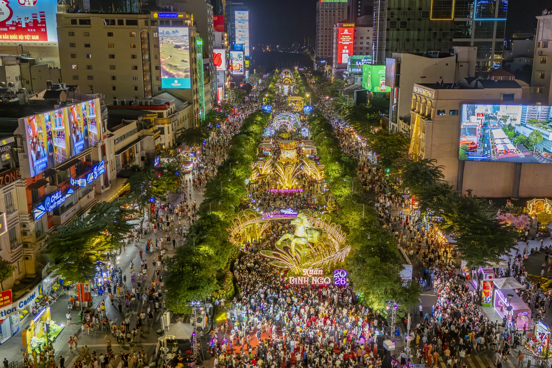 Duong hoa Nguyen Hue dong nghit ngay khai mac hinh anh