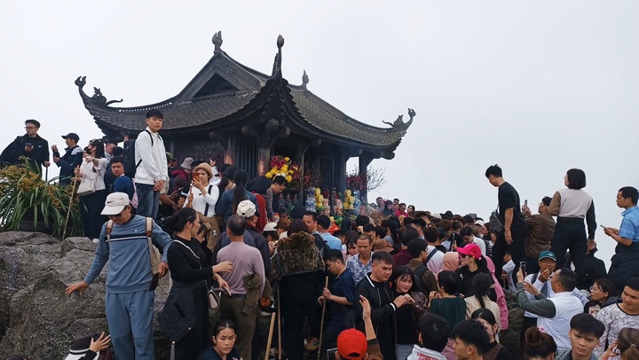 'Chen nhau khong ke ho' tai Chua Dong Yen Tu hinh anh