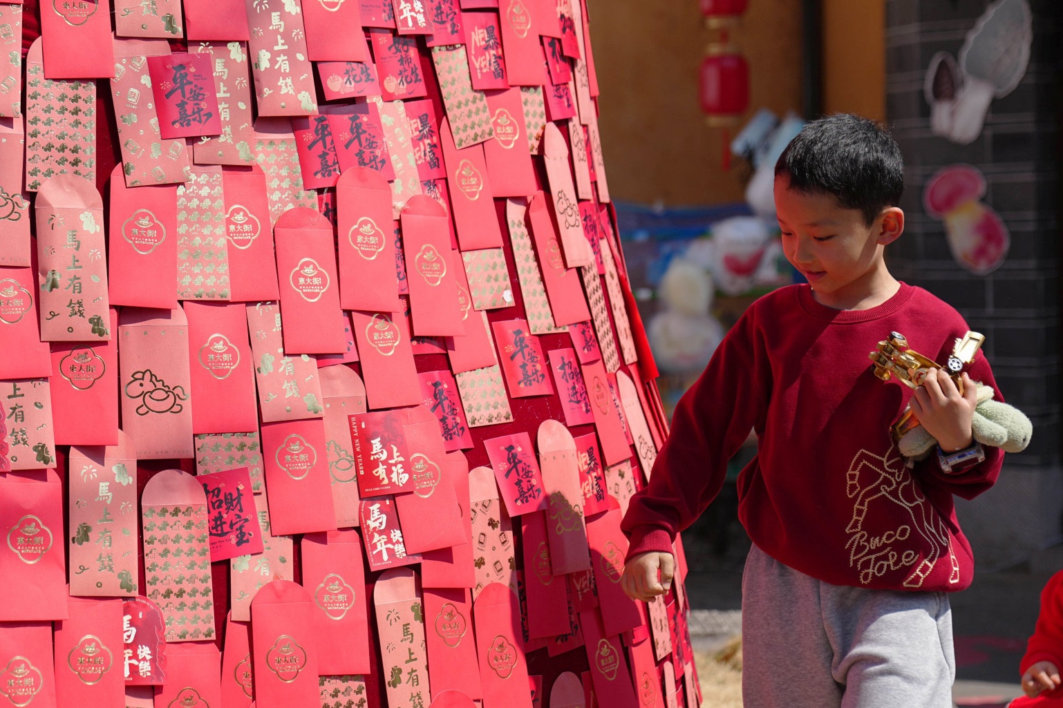 Nguoi tre Trung Quoc kiet que tai chinh vi li xi hinh anh