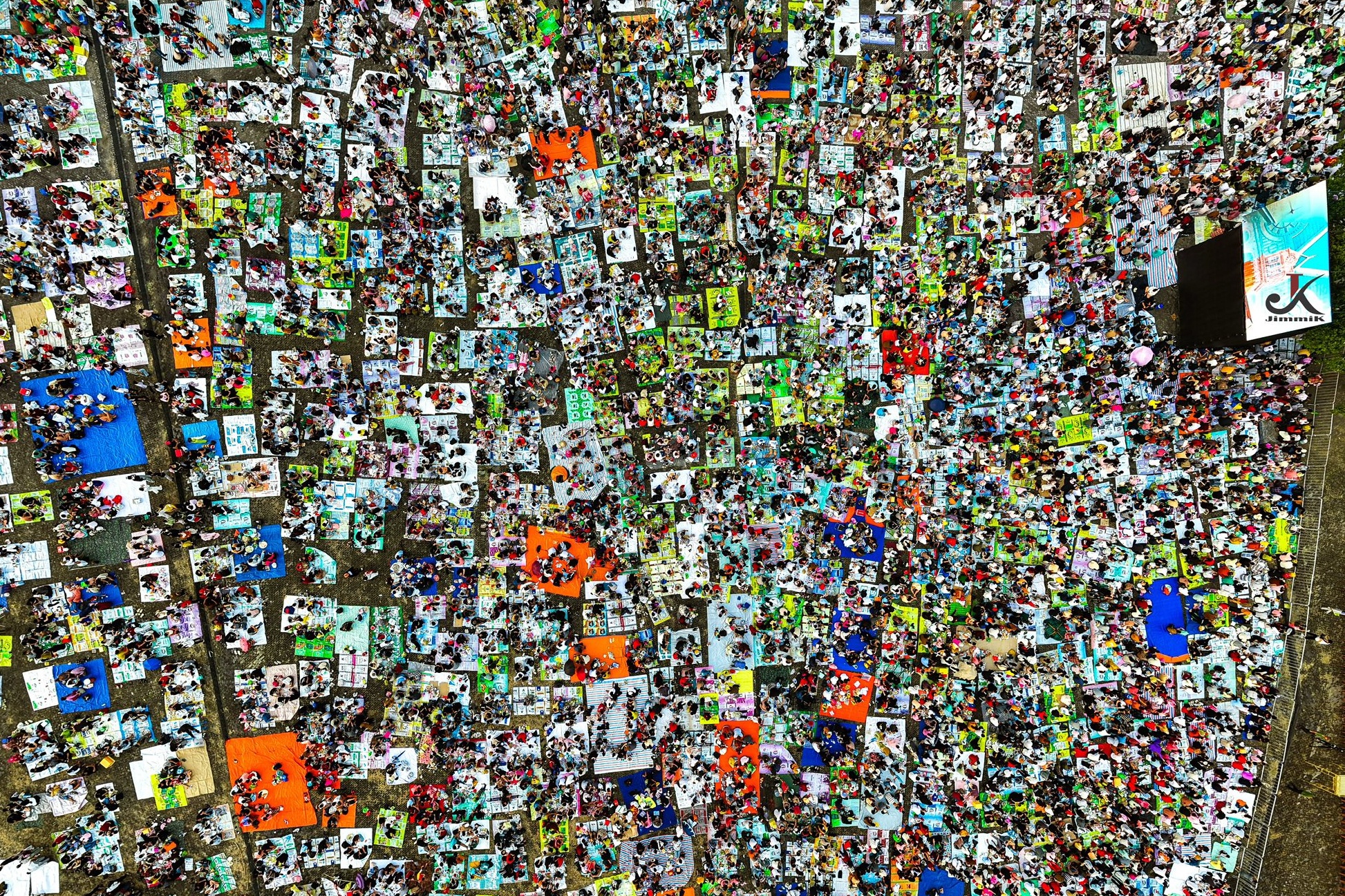 Canh ngoan muc duoi chan nui Ba Den mung 4 Tet hinh anh