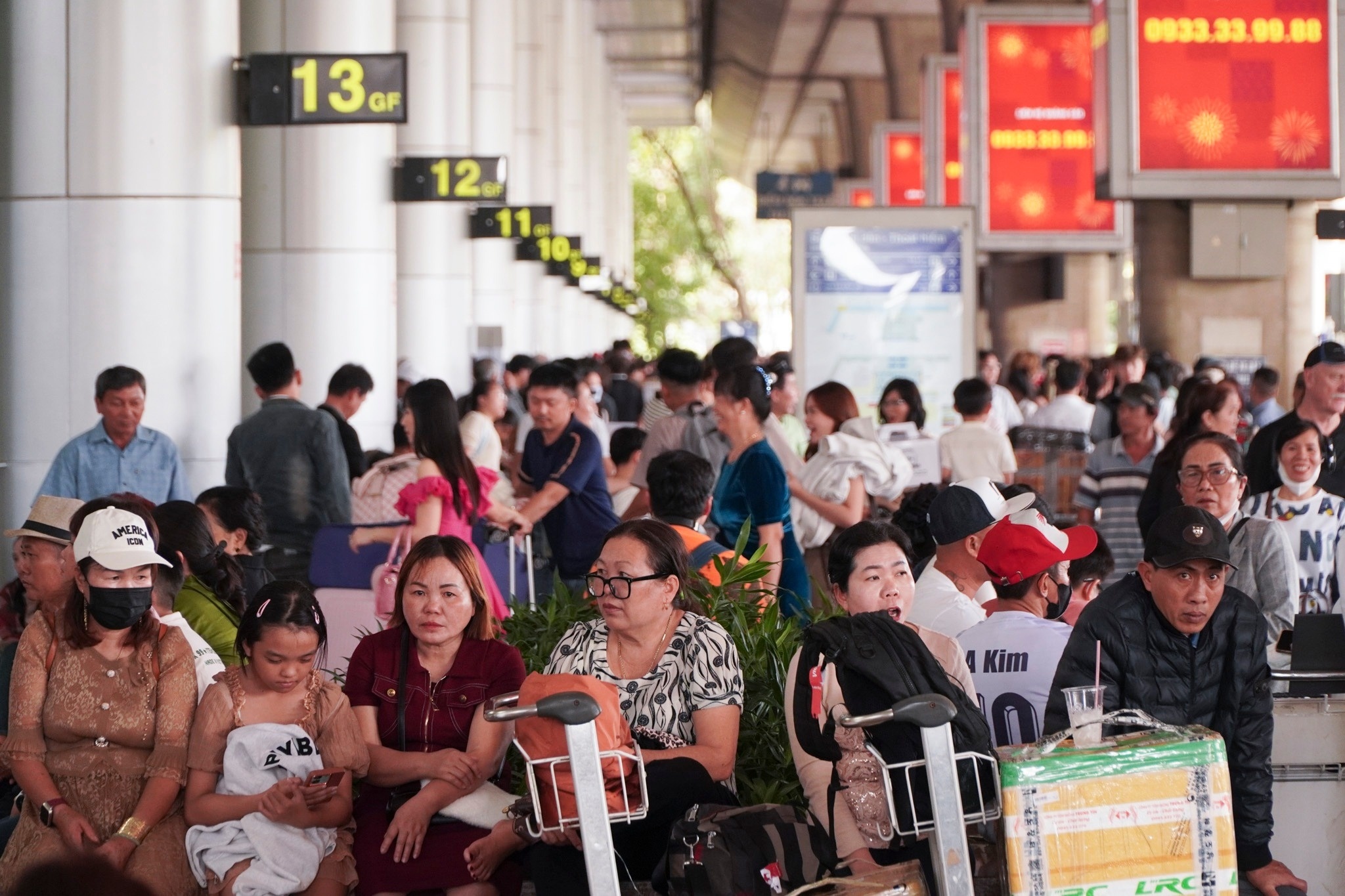 Hom nay san bay Tan Son Nhat 'cang' nhat dip Tet hinh anh