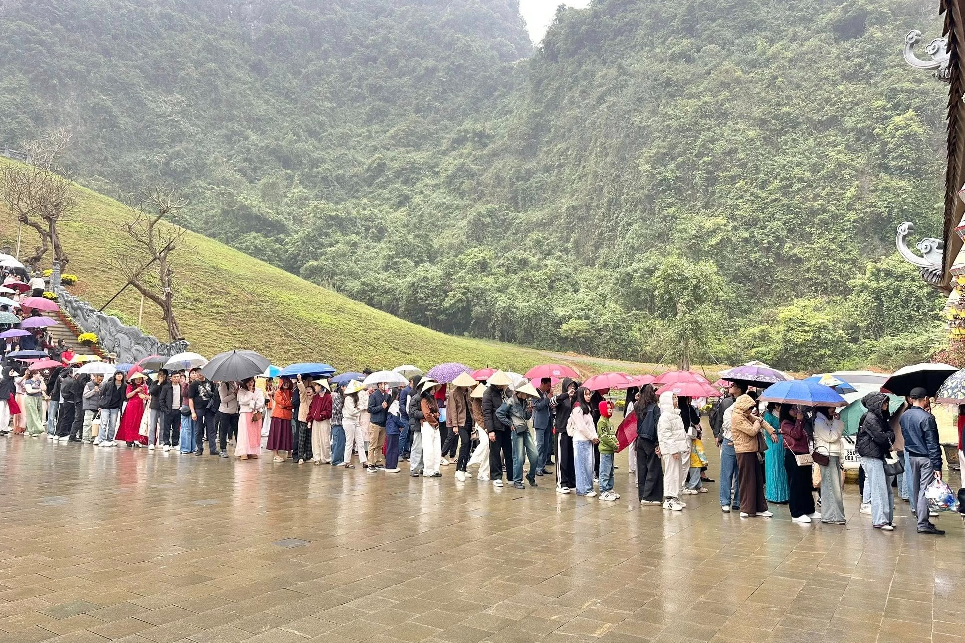 Tam dung nhan khach tham quan Trang An ngay mung 4 Tet hinh anh