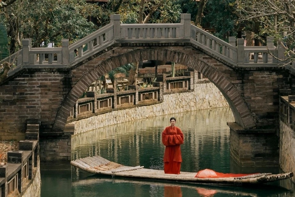 Dip 30/4 di dau neu khong muon qua xa Ha Noi? hinh anh