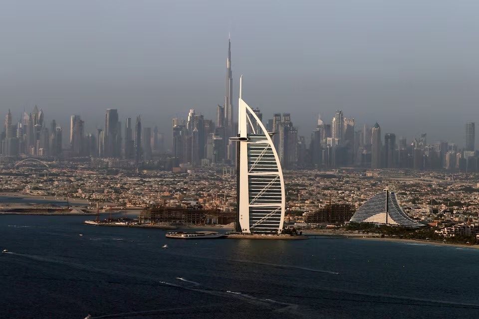 Khach san bieu tuong tai Dubai boc chay sau loat tan cong ten lua hinh anh