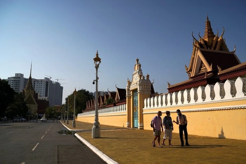 Chien su Trung Dong giang them don dau vao du lich Campuchia hinh anh