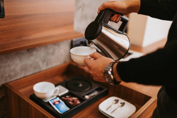 Am dun nuoc trong khach san co the rat ban hinh anh