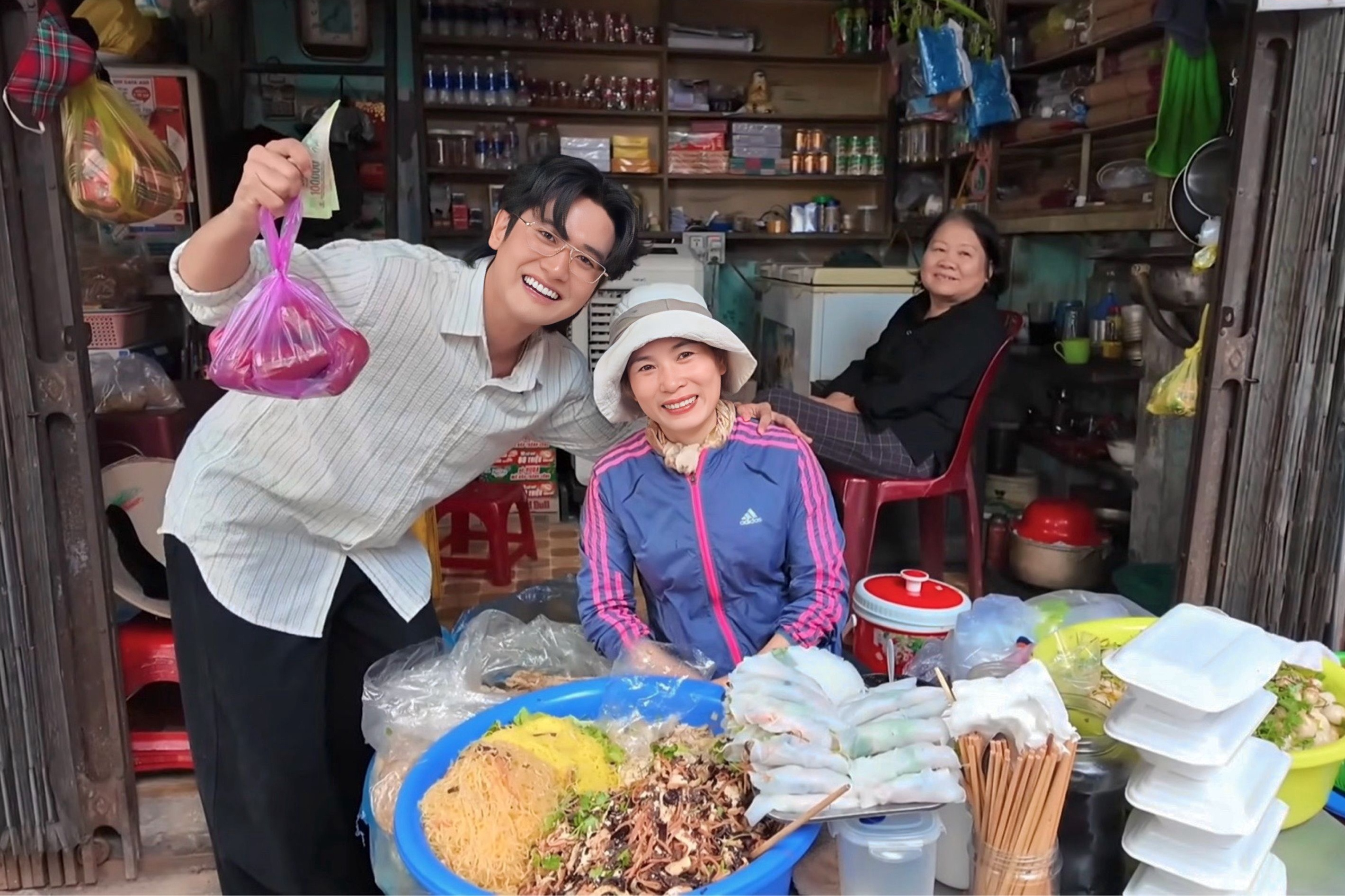 Chang trai di hon 100 khu cho khap Viet Nam hinh anh