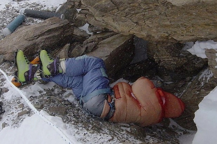 Bi an thi the 'doi giay xanh' tren dinh Everest hinh anh