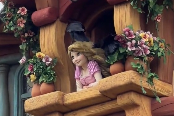 Qua mo toi tap mo hinh cong chua toc may o Disney Nhat Ban hinh anh