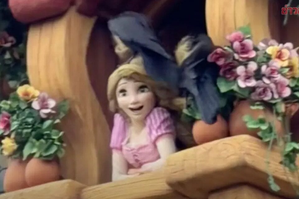 Canh 2 con qua 'tan cong' cong chua toc may trong Disney o Nhat Ban gay sung sot hinh anh