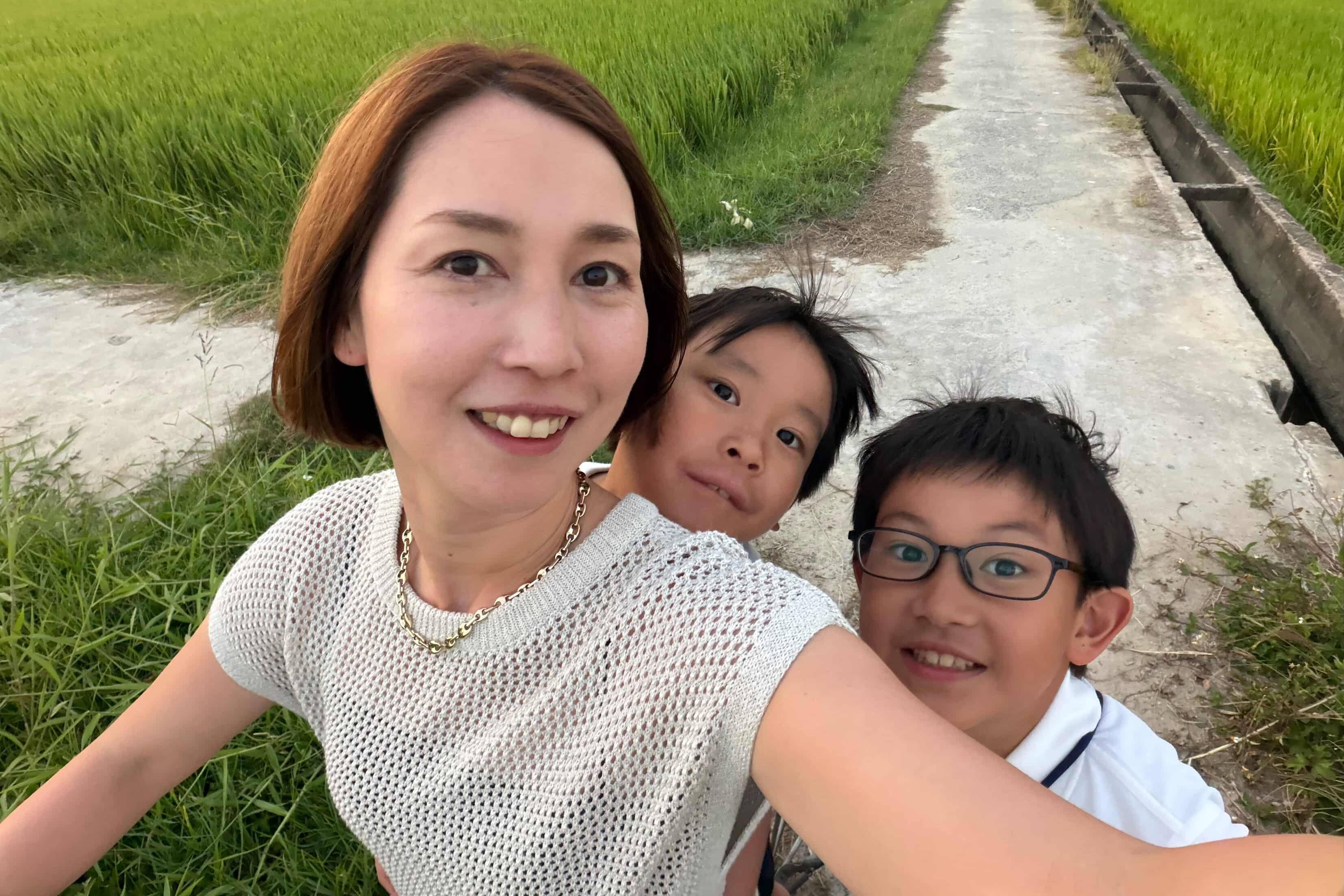 Hang chuc nguoi Hoi An giup be trai Nhat Ban ket chat chan vao xe dap hinh anh