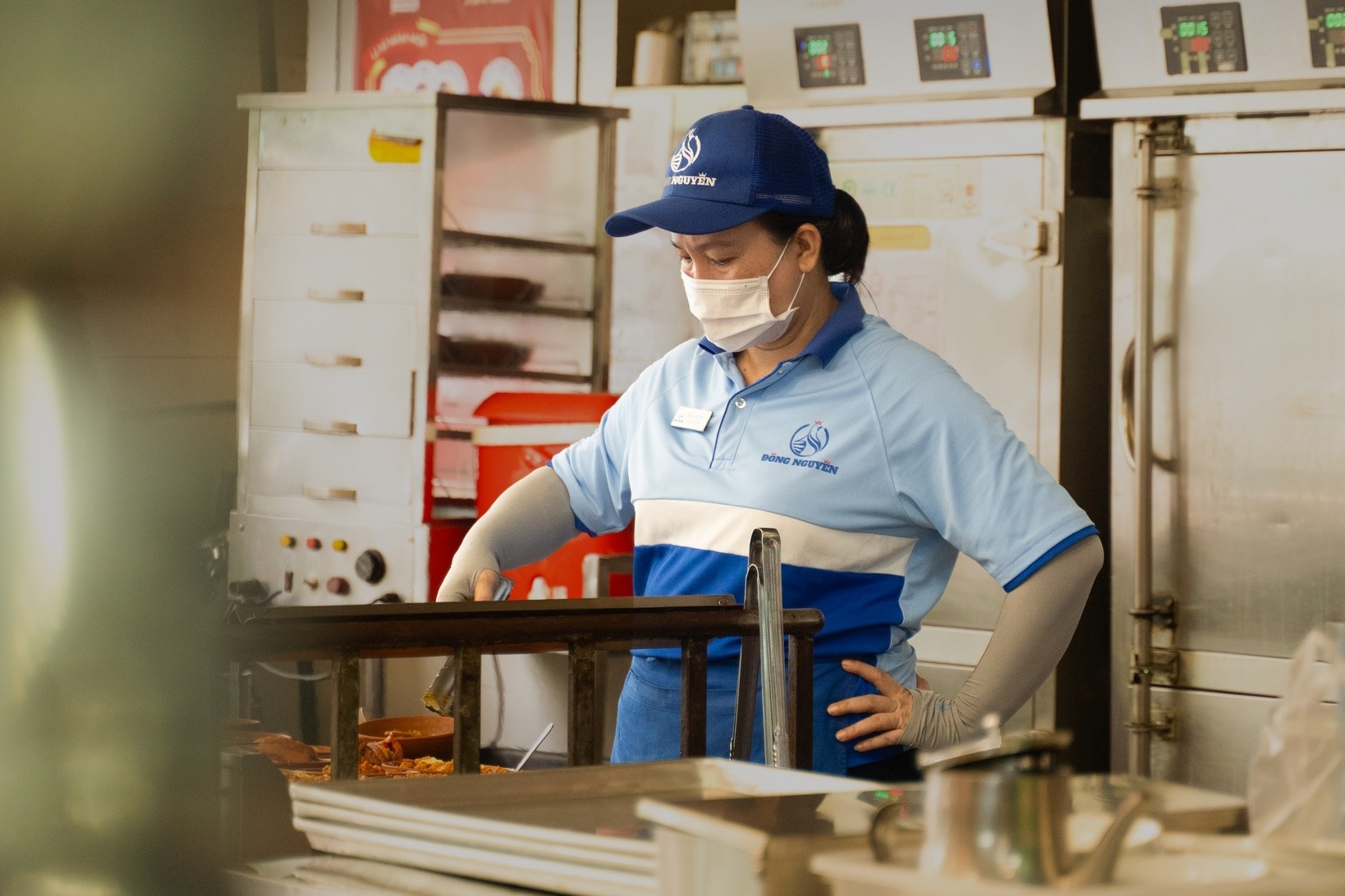 Thong bao cua tiem com ga TP.HCM lam 'mat long' shipper ngay nang nong hinh anh