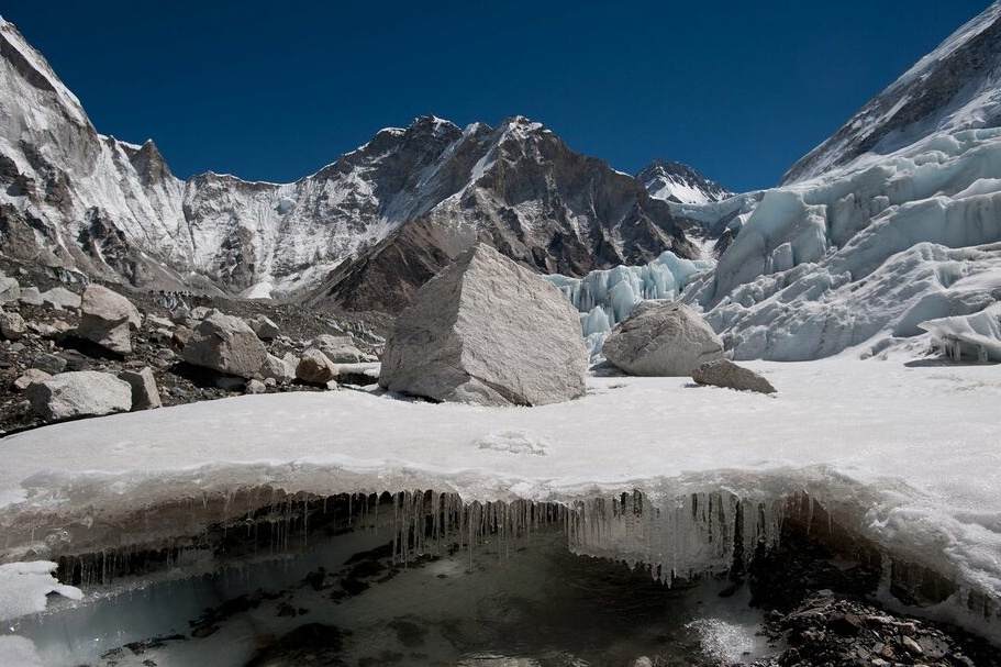 Bang tan phoi bay nhung thi the tung bi Everest 'nuot chung' hinh anh