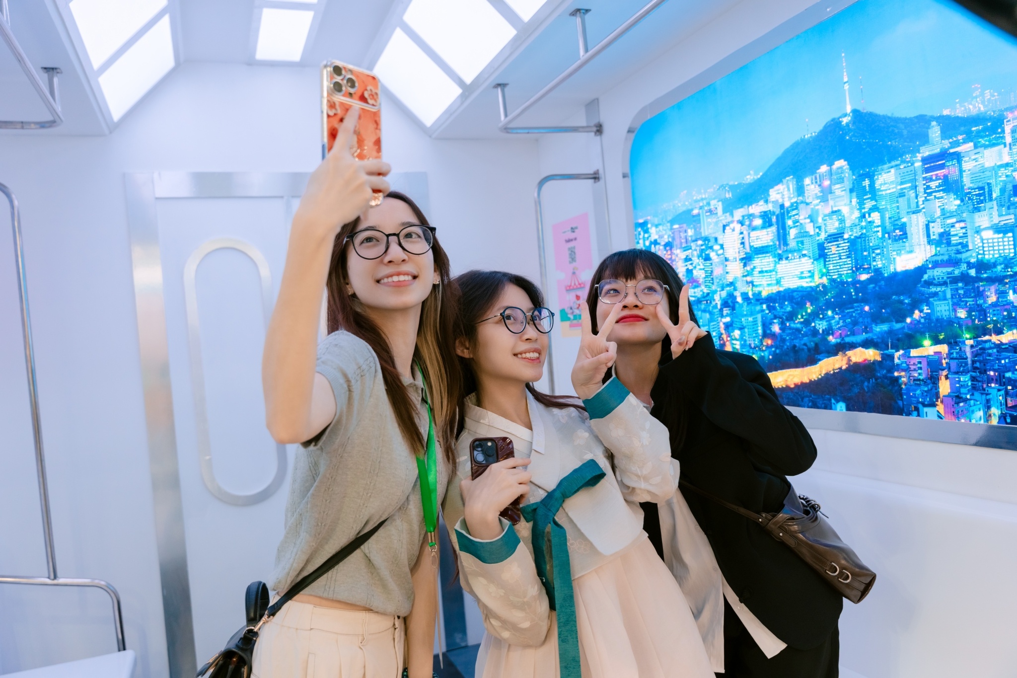 Doanh nhan Viet thue may bay 120 cho dua gia dinh, nhan vien di Bhutan hinh anh