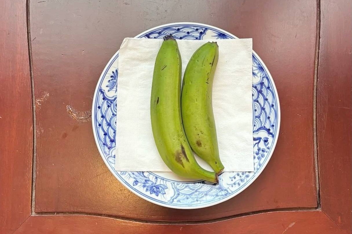 Khach san Hue moi khach 2 qua chuoi xanh hinh anh