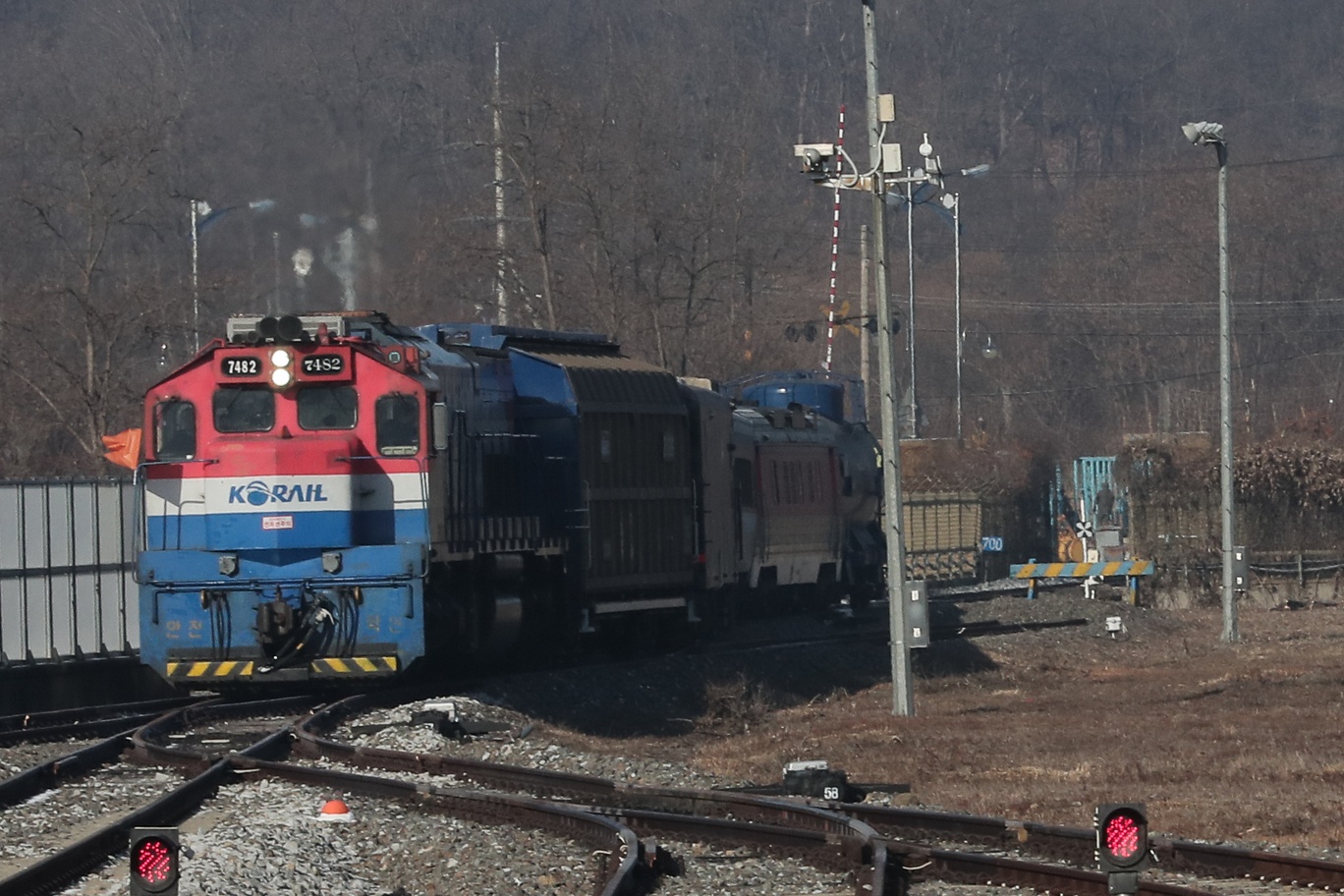 Han Quoc noi lai tau du lich toi bien gioi Trieu Tien hinh anh