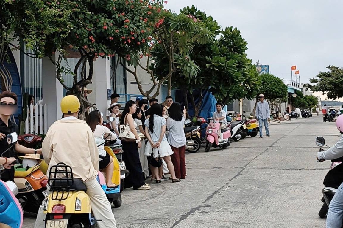 Xep hang check-in 'cay co don' tren dao Phu Quy hinh anh