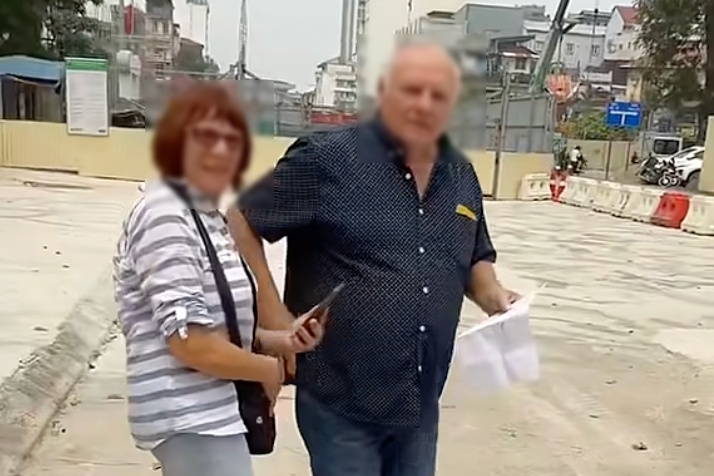 Chu quan ca phe Ha Noi duoi theo khach Tay tra vi hinh anh