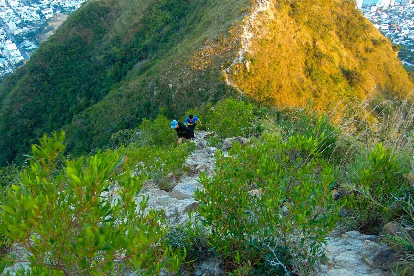 Khach lac loi, kiet suc tren nui Co Tien hinh anh