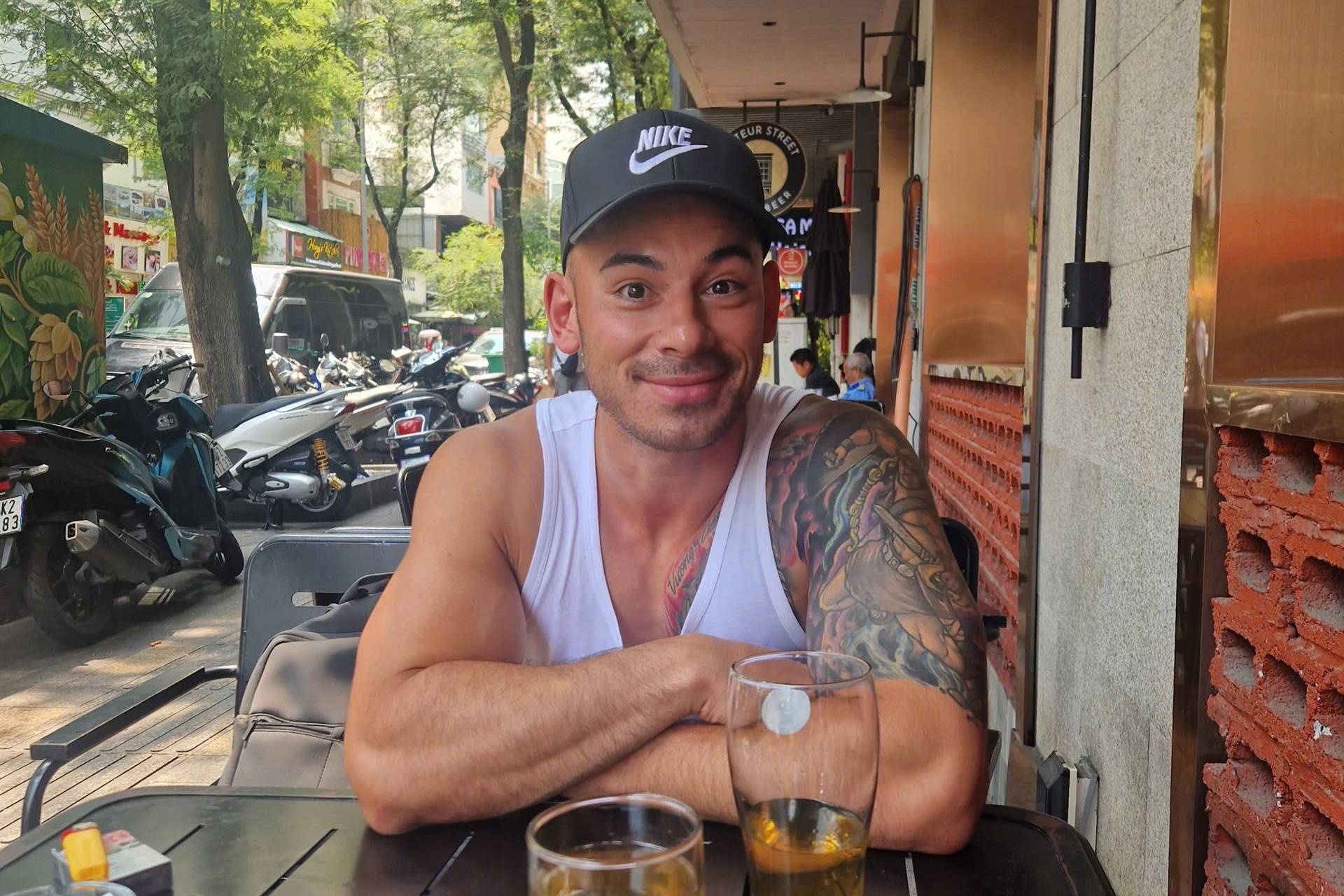 Khach Tay khoc nac, tim nguoi ban banh bao o TP.HCM hinh anh