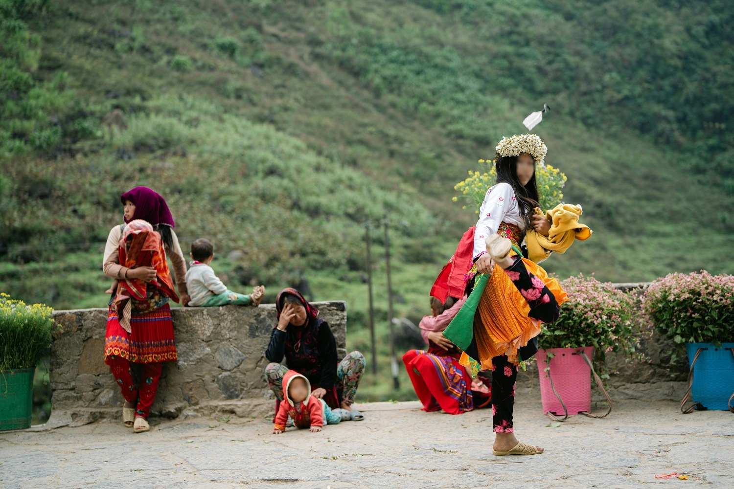 Ai dap bo bia da khong cho tien tre tren bai da Ha Giang? hinh anh