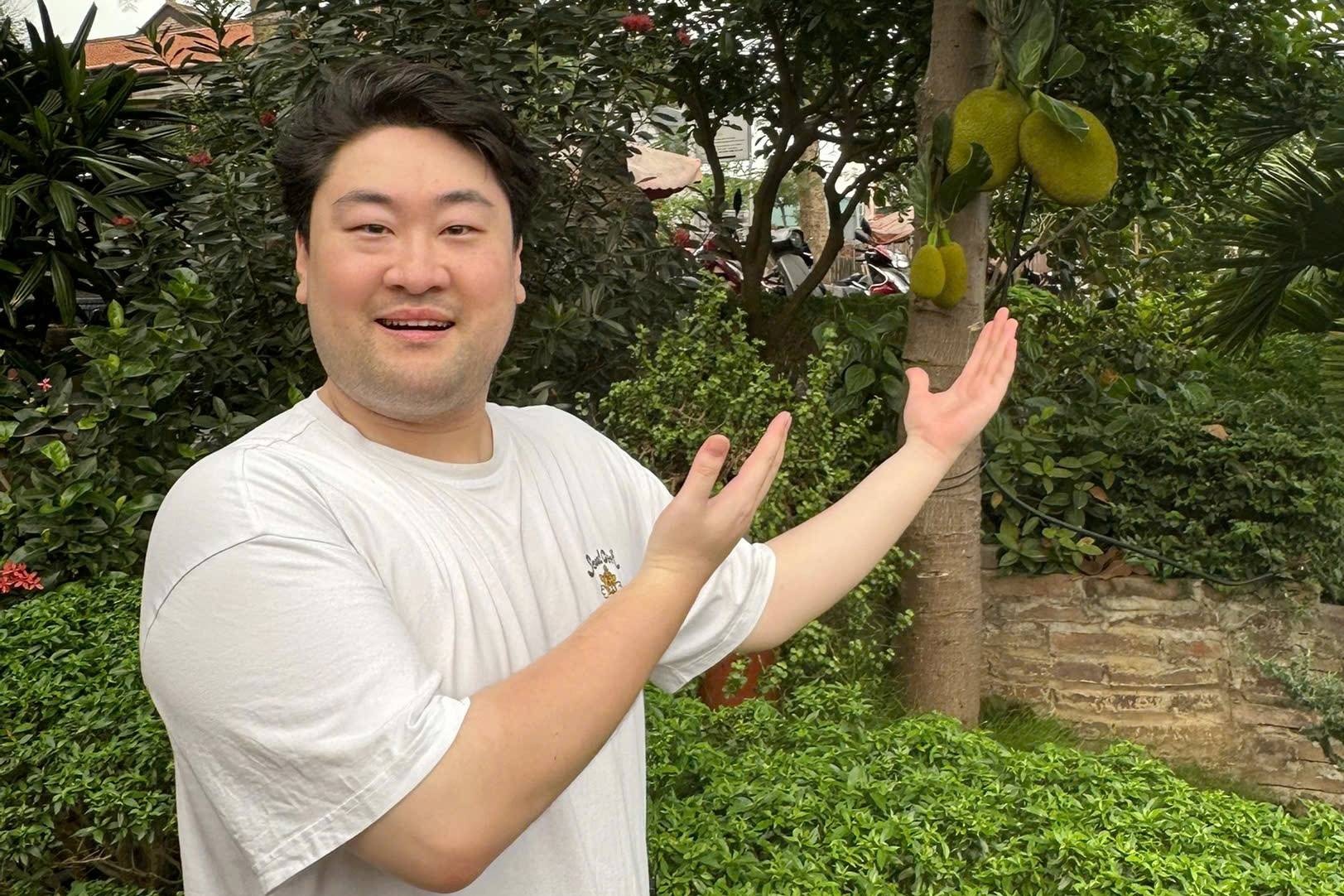 Thanh nien Han Quoc tron mat, ha mieng khi an banh mi Viet Nam hinh anh