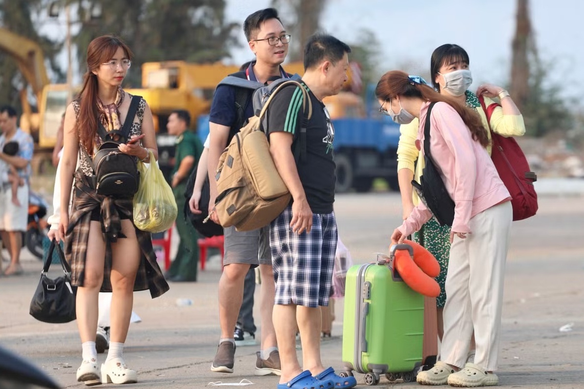 Du khach un un ra dao Phu Quy hinh anh