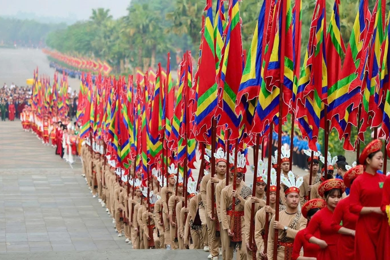 6,5 trieu luot khach do ve Phu Tho dip Gio To hinh anh