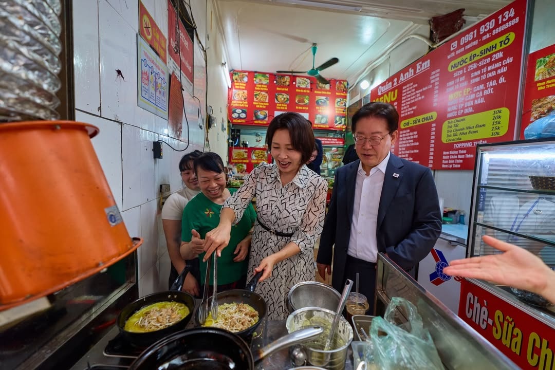 Bao Han doi theo 'food tour' Ha Noi cua Tong thong Lee Jae Myung hinh anh