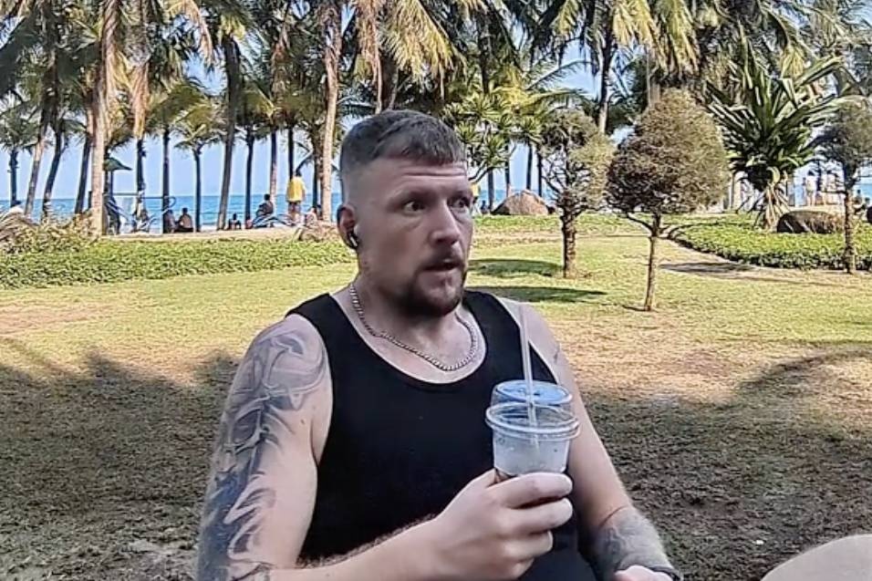 Khach Tay phan ung nhu bi dien giat khi uong ca phe Viet Nam hinh anh