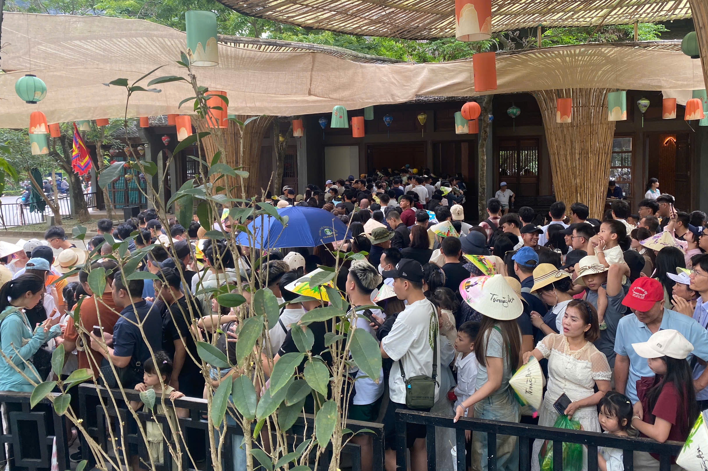 Khach 'chat nhu nem' o Trang An hinh anh