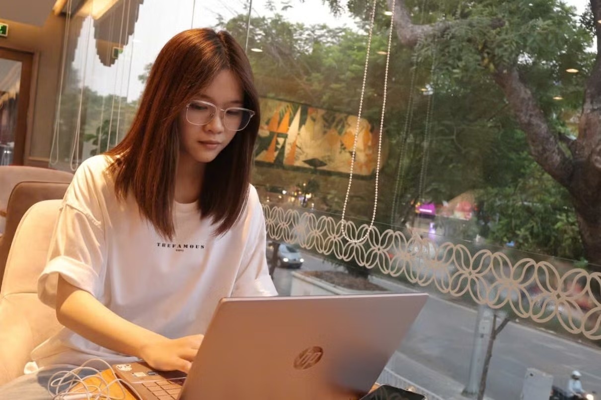 ‘Om laptop chay deadline’, du lich bui mot minh ca ky nghi le 30/4 hinh anh