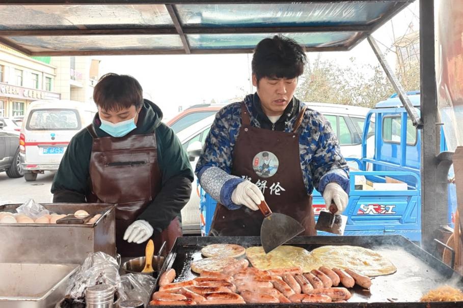 Tung noi tieng khap MXH, 'ban sao' Chau Kiet Luan quay ve ban banh hinh anh