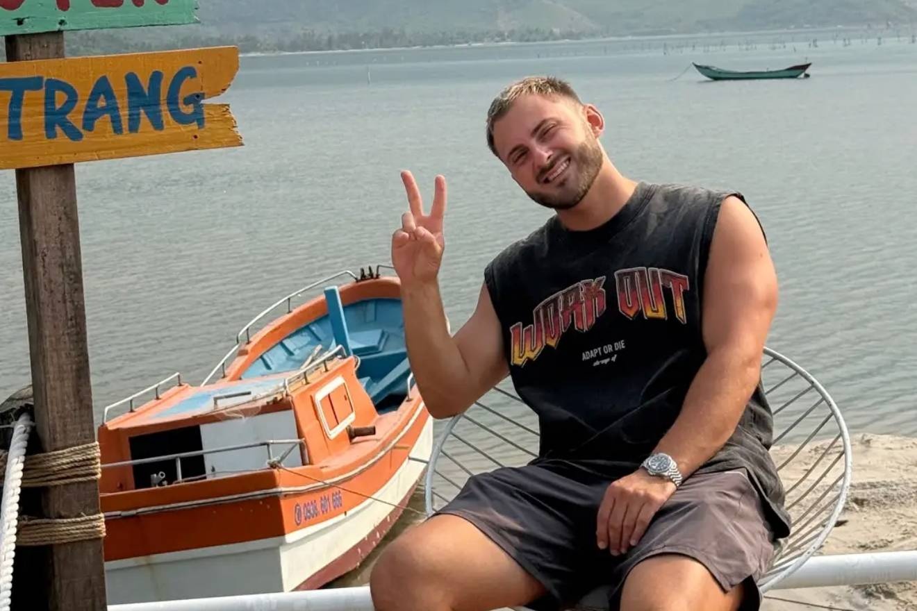 Chang trai Nga ru ban be quoc te don rac o bai bien Da Nang hinh anh
