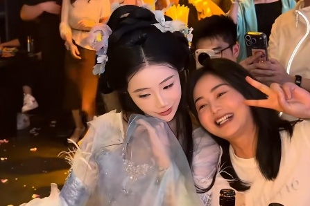 Chu quan hoa than Dat Ky, mua tai quan bar Trung Quoc hinh anh