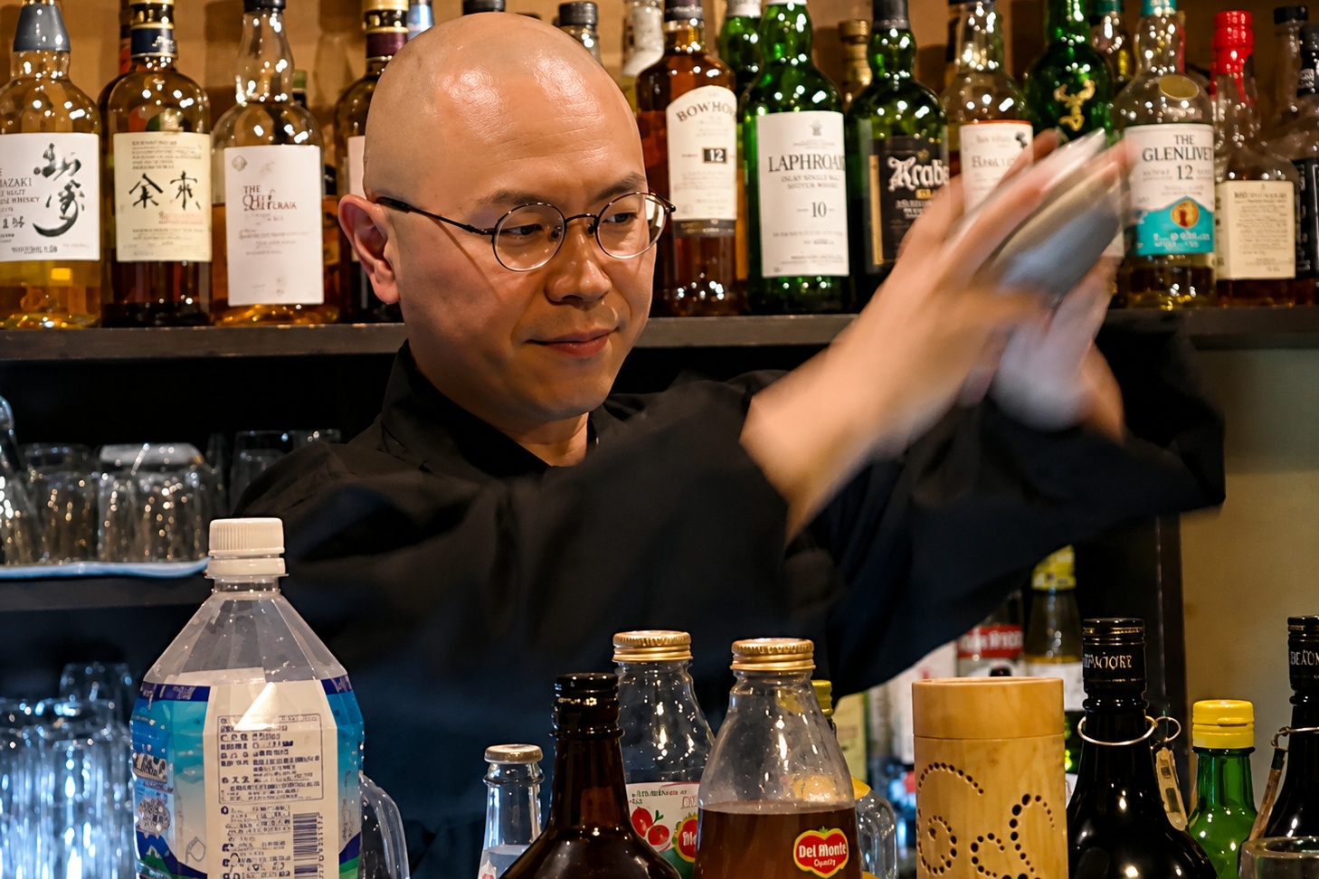 Nha su mo quan bar o Nhat Ban hinh anh