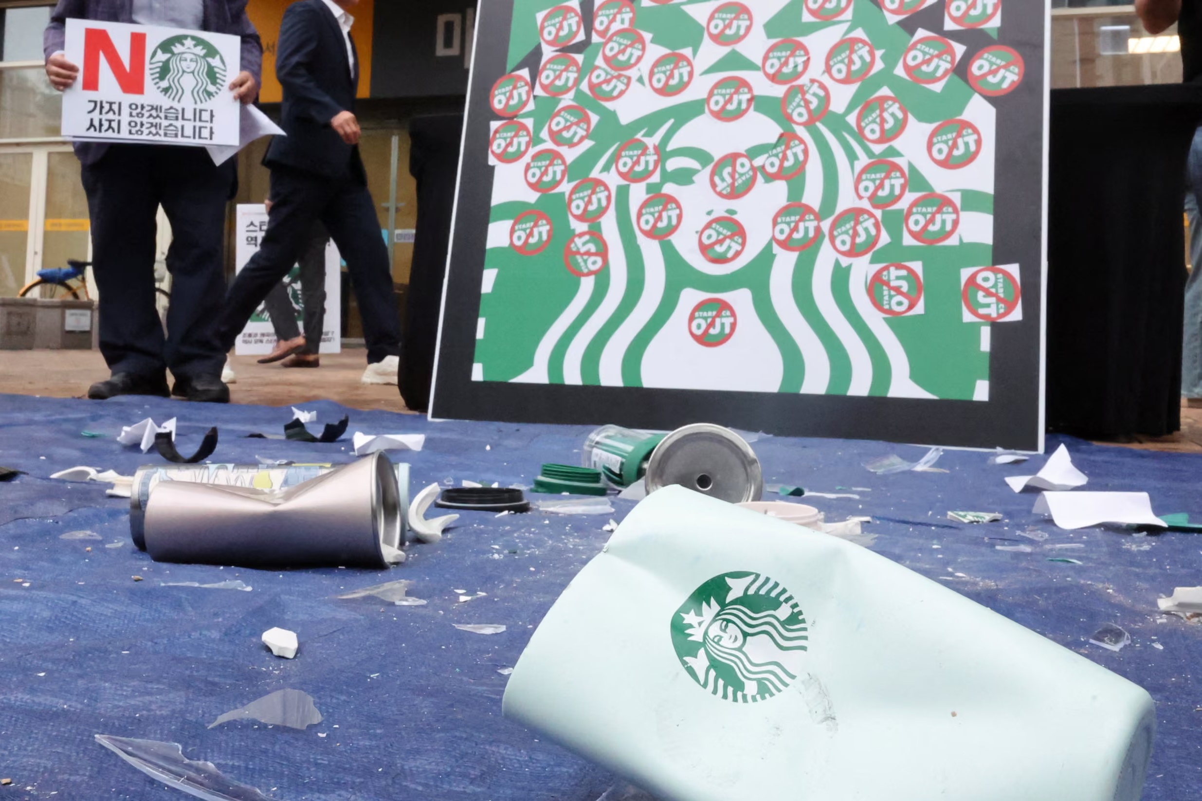 Sai lam kho cuu van khien Starbucks Han Quoc tam dong toan bo cua hang hinh anh
