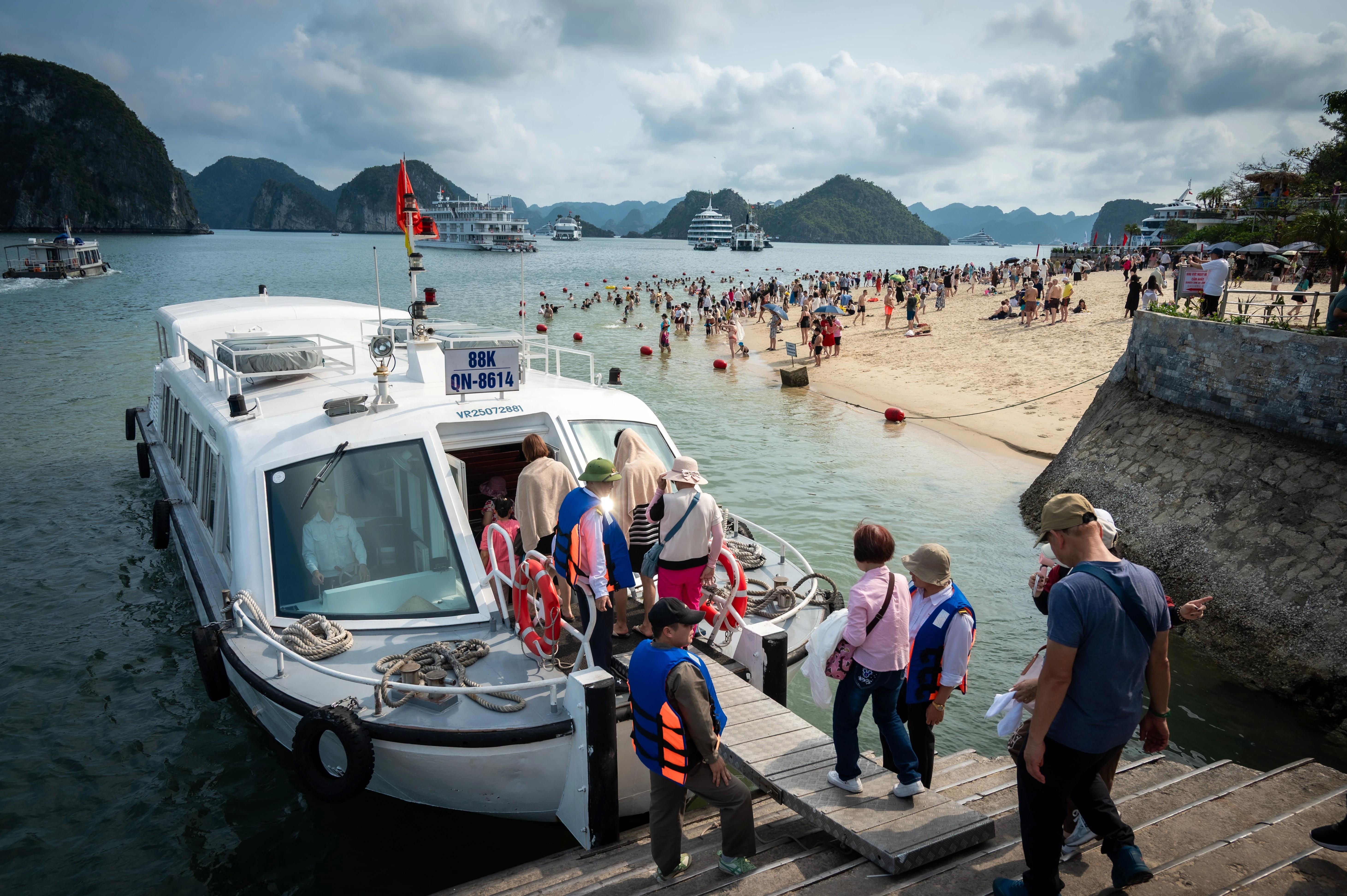 Khach Australia ngat xiu tren vinh Ha Long hinh anh