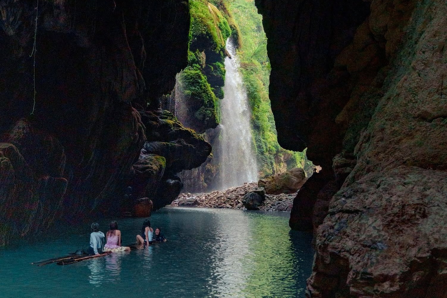 Loat thac nuoc tu nhien tam dung don khach hinh anh