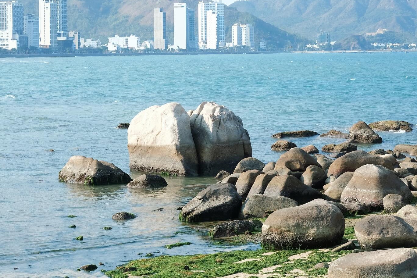 Khách vô tư bẻ san hô ở Hòn Chồng (Nha Trang)